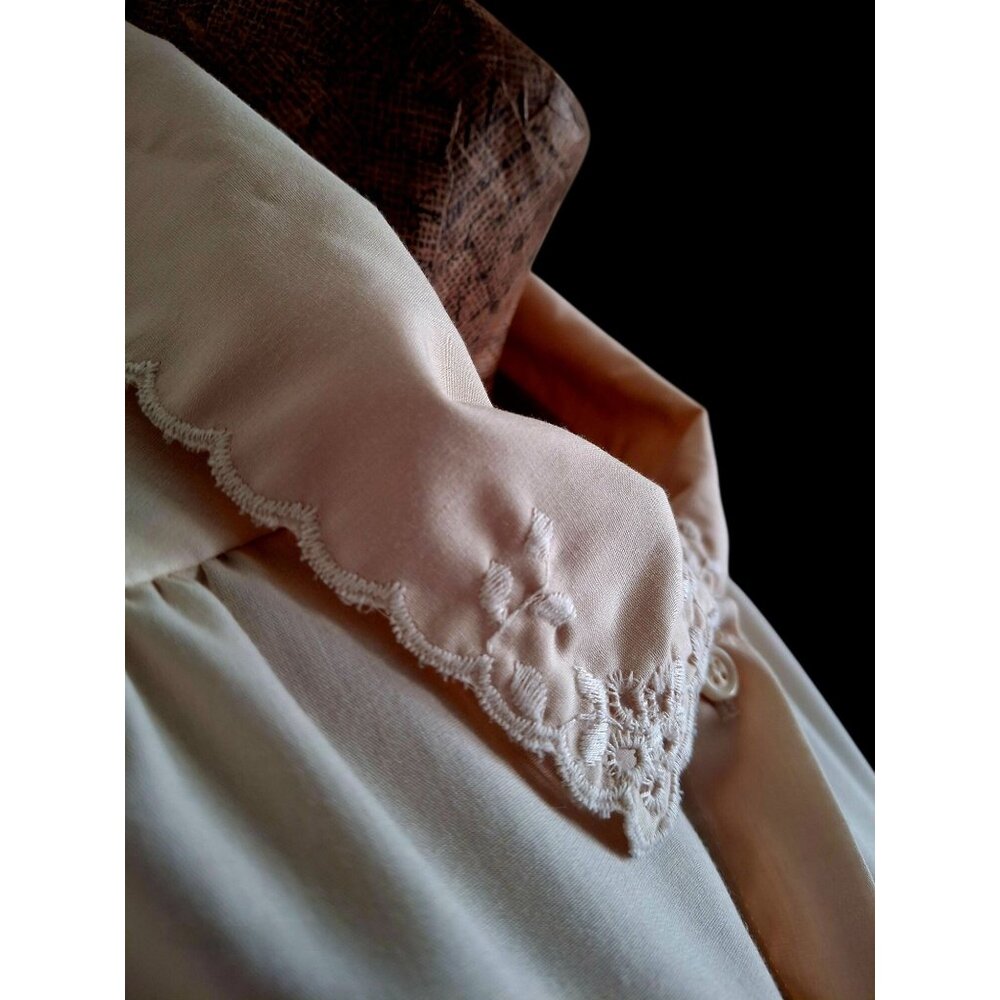 Vintage Cream Button-Up Blouse With Embroidered Lace Collar & Long Sleeves